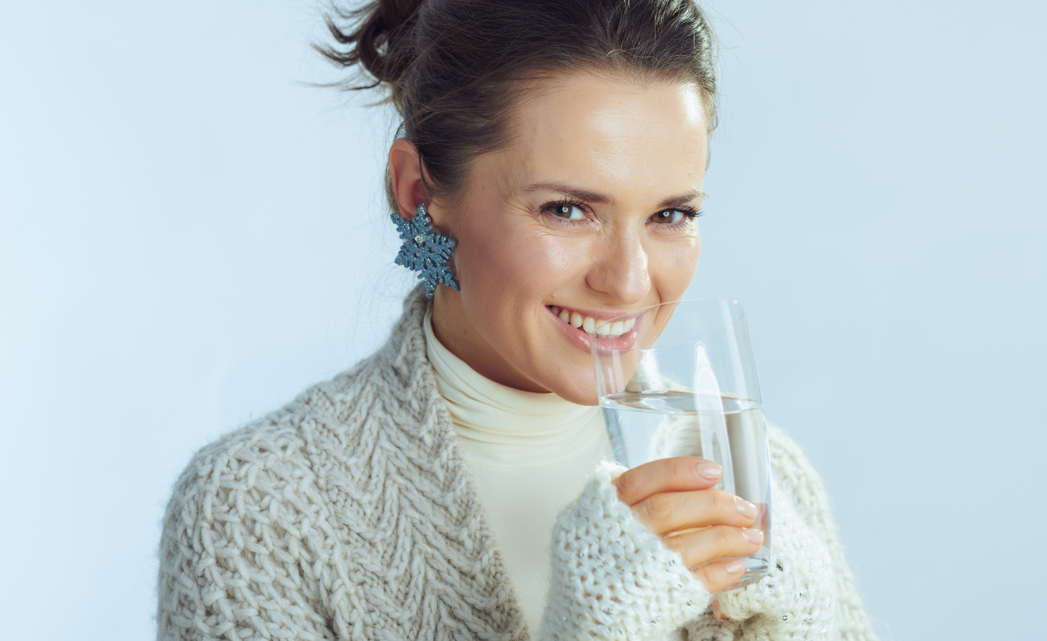 Semne că nu bei suficientă apă iarna și mici ritualuri care te ajută să îți asiguri necesarul zilnic de apă pe parcursul anotimpului rece 